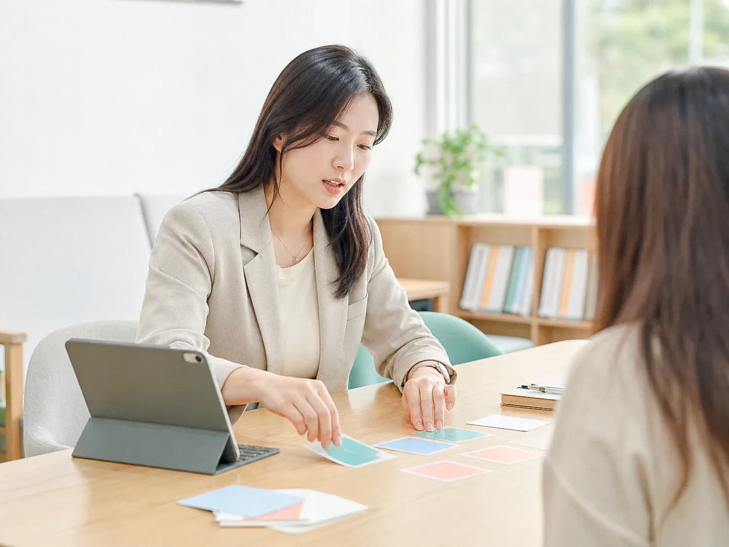 상담자가 활동 기록과 후속 질문을 함께 검토하는 비식별 장면