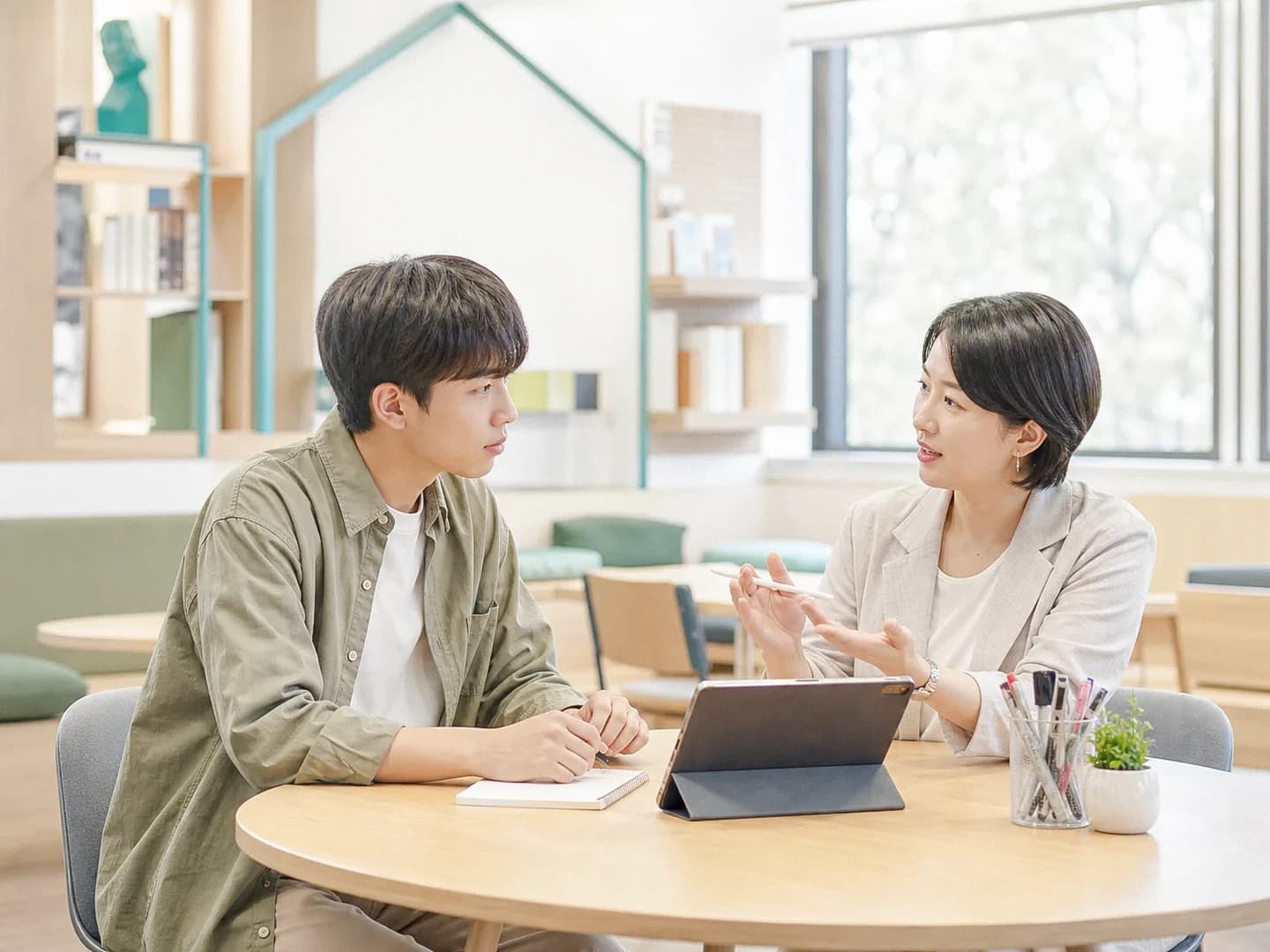 상담자가 비식별 활동 기록과 후속 일정을 검토하는 장면